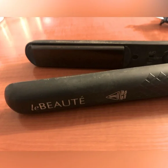 ✨LE BEAUTE CERAMIC FLAT IRON 1.25 INCH 💇🏾♀️ - Picture 4 of 5